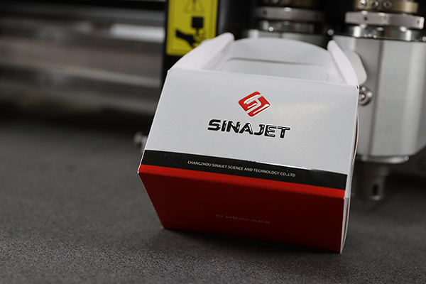 Cortadora digital con barniz de punto UV